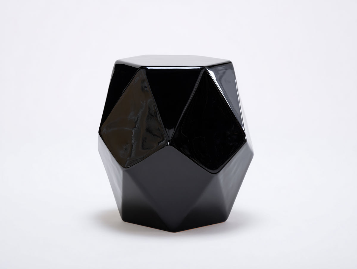 Pedale in resina 46×46×48 cm - nero lucido - struttura poliedrica con fascia a rombi per soggiorno