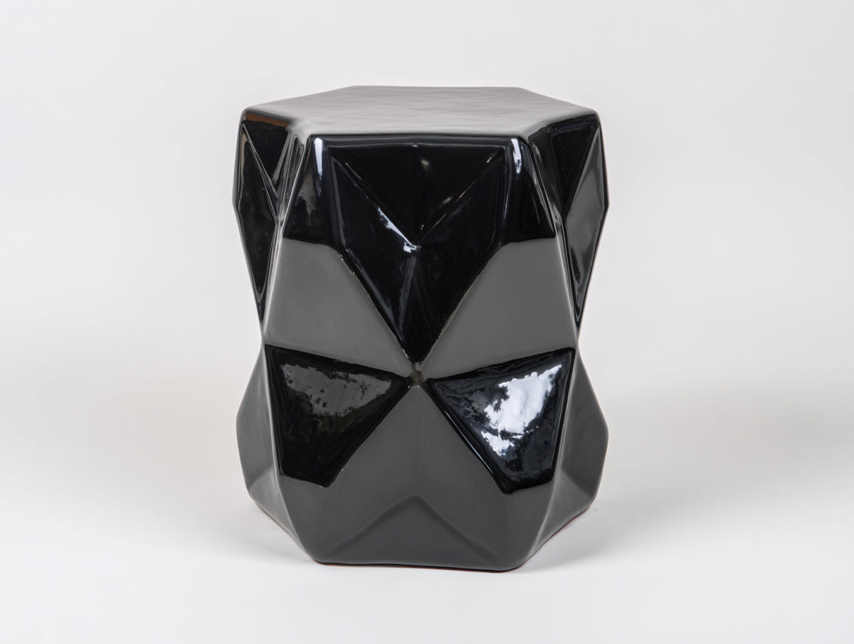 Sgabello poggiapiedi in plastica 36×36×45 cm - nero lucido - grandi facce triangolari per soggiorno